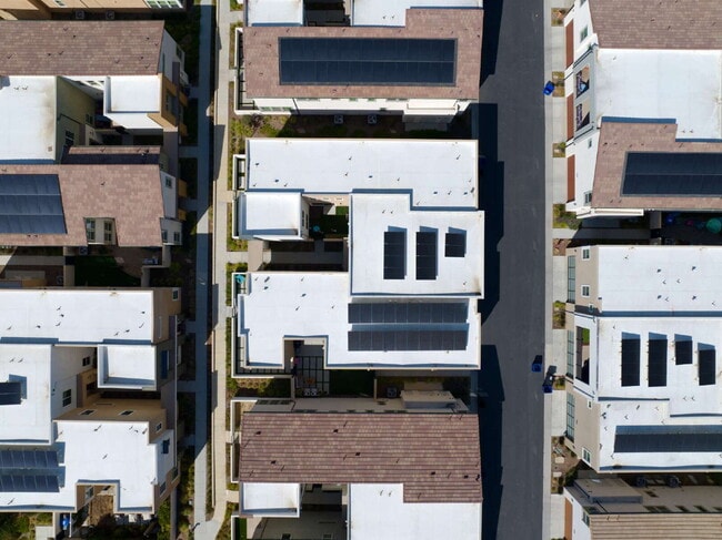 Building Photo - "Spacious 3-Bedroom Townhouse Retreat in P...