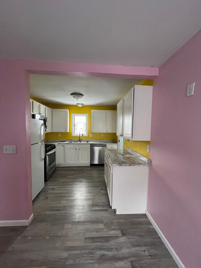 Building Photo - Beautiful 2 Bedroom 1.5 Bathroom Home