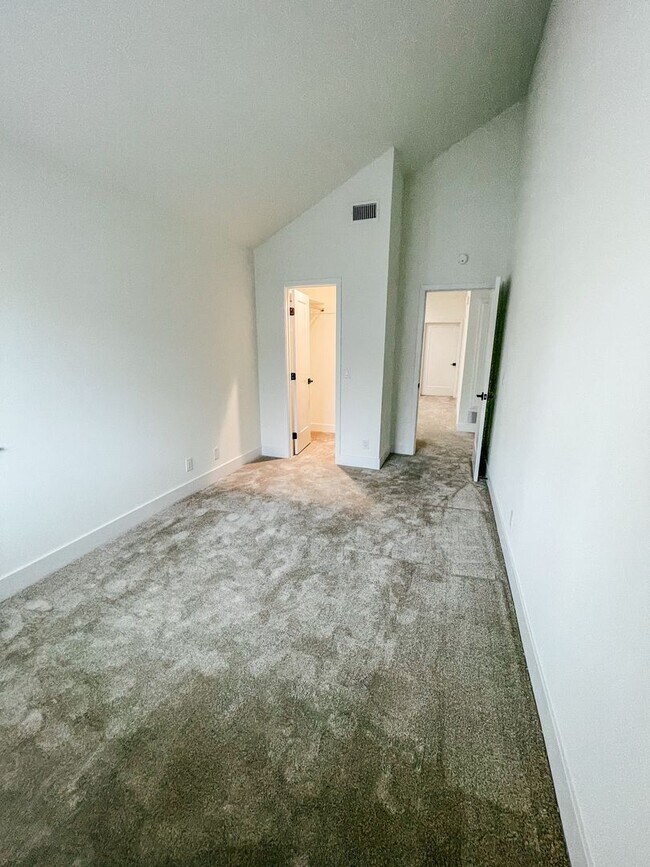 Building Photo - 204 18th St