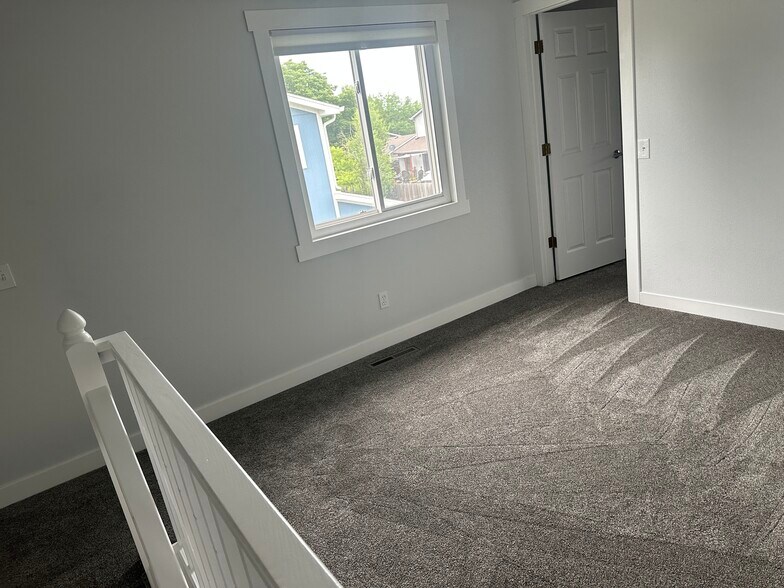 Upstairs landing 2 - 3524 English Court