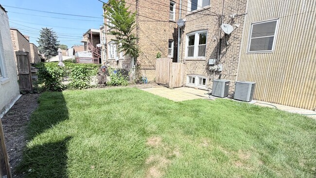 Building Photo - 5706 N Maplewood Ave