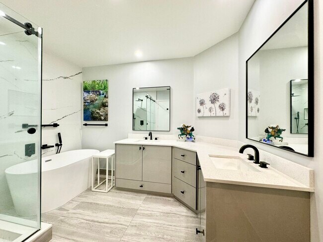 Building Photo - 5135 Floria Dr