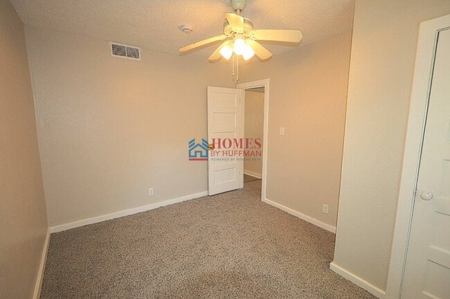 Building Photo - Three bedroom House | Two Bathroom