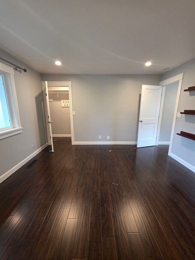 Building Photo - 2 Story 2bd/1.5ba  Townhouse near Commute ...
