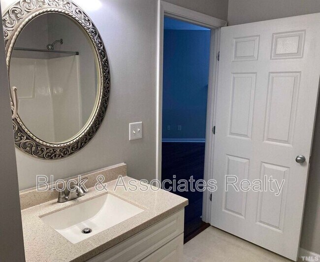 Building Photo - 2110 Breezeway Dr