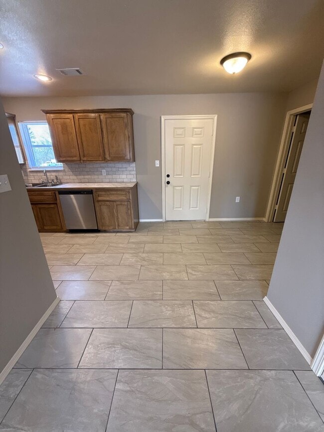 Building Photo - 3 Bed 2 Bath House with Yard Care Included.