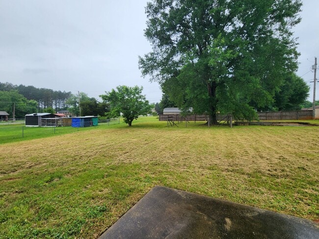 Building Photo - Ranch Home w/Large Yard