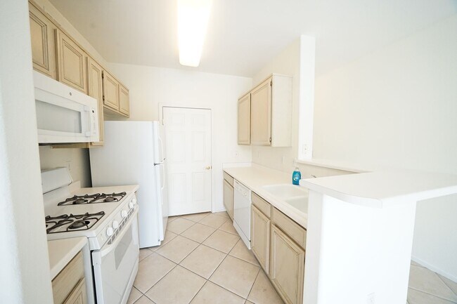 Building Photo - SHOWINGS AVAILABLE NOW