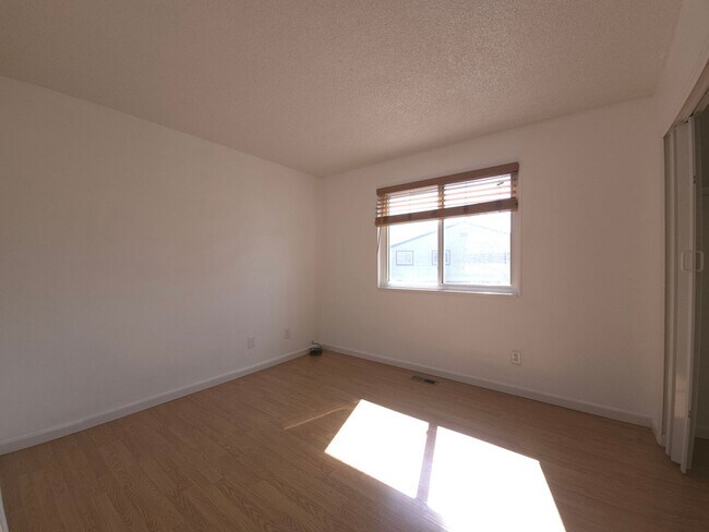 Building Photo - 2 Bedroom Oasis With Covered Parking