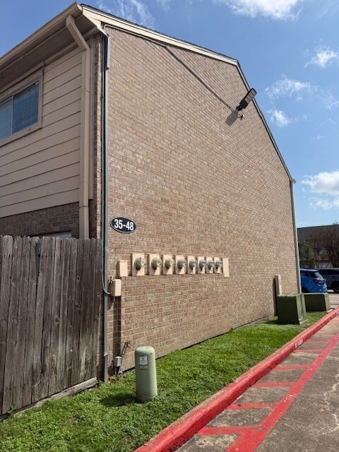 Building Photo - 6111 Beverly Hill St