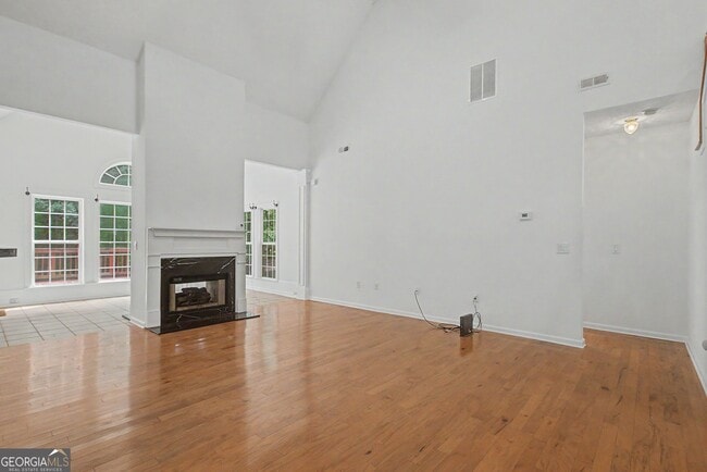 Building Photo - 255 Squire Ln