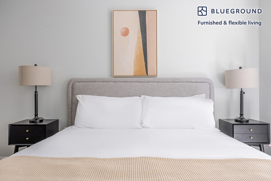 Building Photo - 2201 S Beverly Glen Blvd