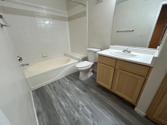 Building Photo - ADORABLE 1 BEDROOM 1 BATHROOM 1ST FLOOR CO...