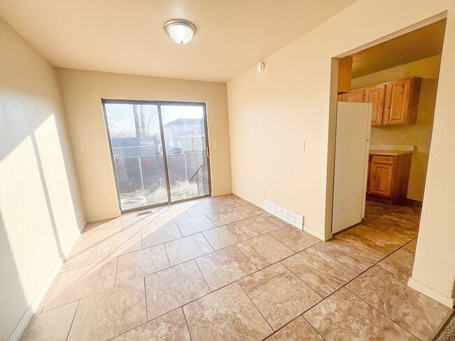 Building Photo - Spacious 3 Beds 1 Bath Townhouse