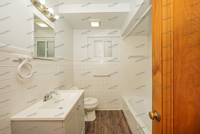 Building Photo - 84 Hartman St