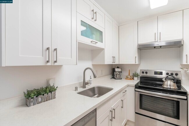 Building Photo - 5305 Ridgeview Cir