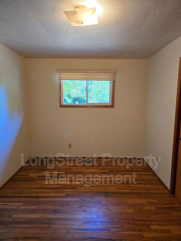 Building Photo - 2550 NE Seavy Cir