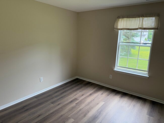 Building Photo - 565A Thrush Ct