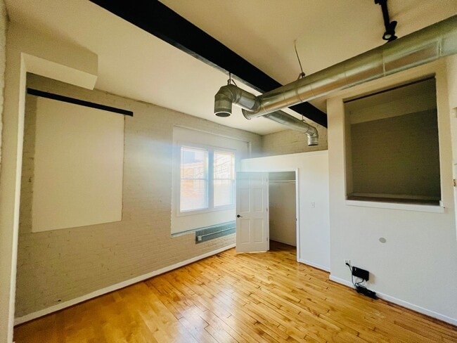 Building Photo - 308 N Laurel St