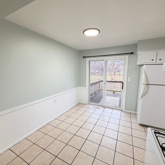 Building Photo - Remodeled Two bedroom duplex in Kellogsville School District!