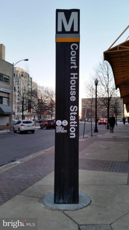 Building Photo - 1735 N Troy St