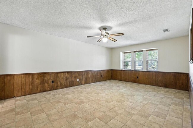 Building Photo - 1506 N Valley Pkwy