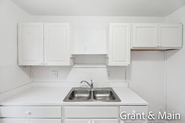 Building Photo - $1250 3 bedroom bungalow