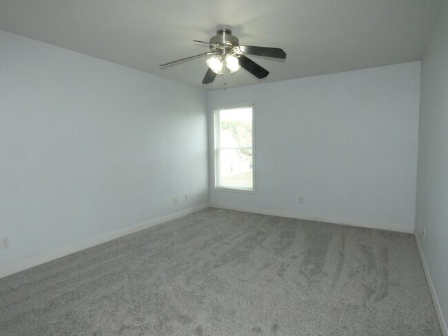Building Photo - 275 Hazel Ct