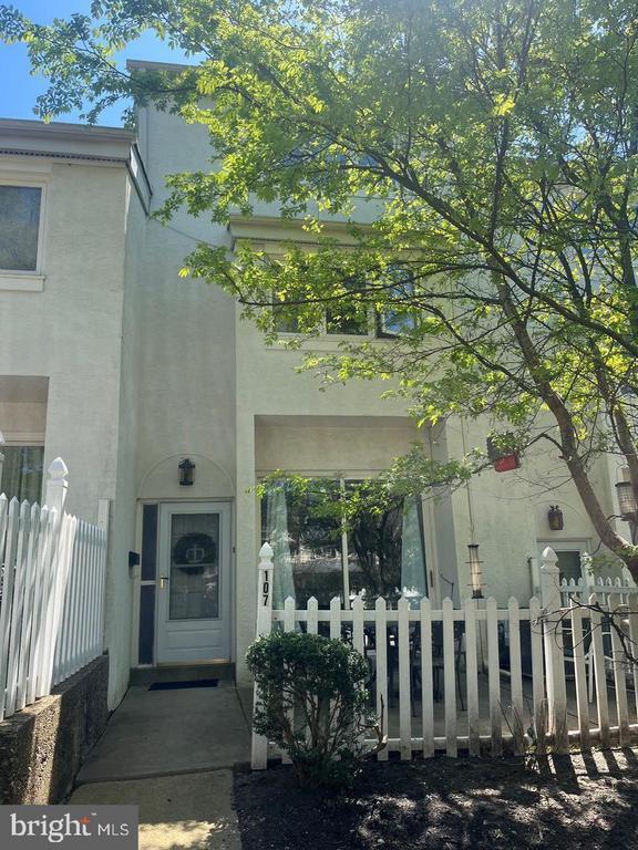 Building Photo - 107 Montrose Ave