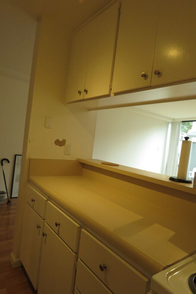 Building Photo - Unique Jr. One Bedroom with Views and Parking