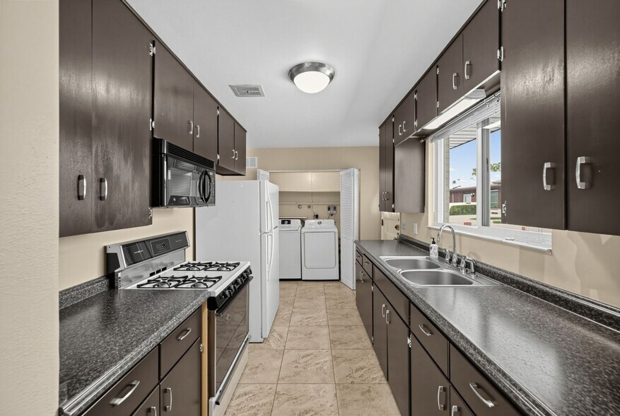 Building Photo - 1055 S Dale Ct
