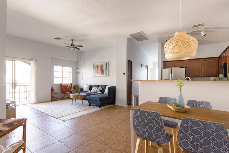 Building Photo - 2402 E 5th St