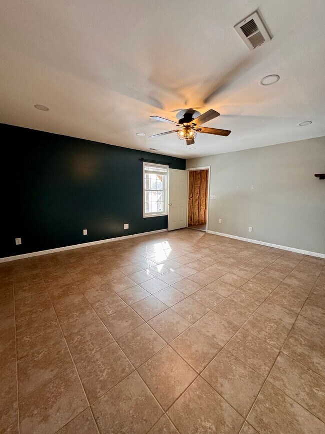 Building Photo - House for Rent in Broadway