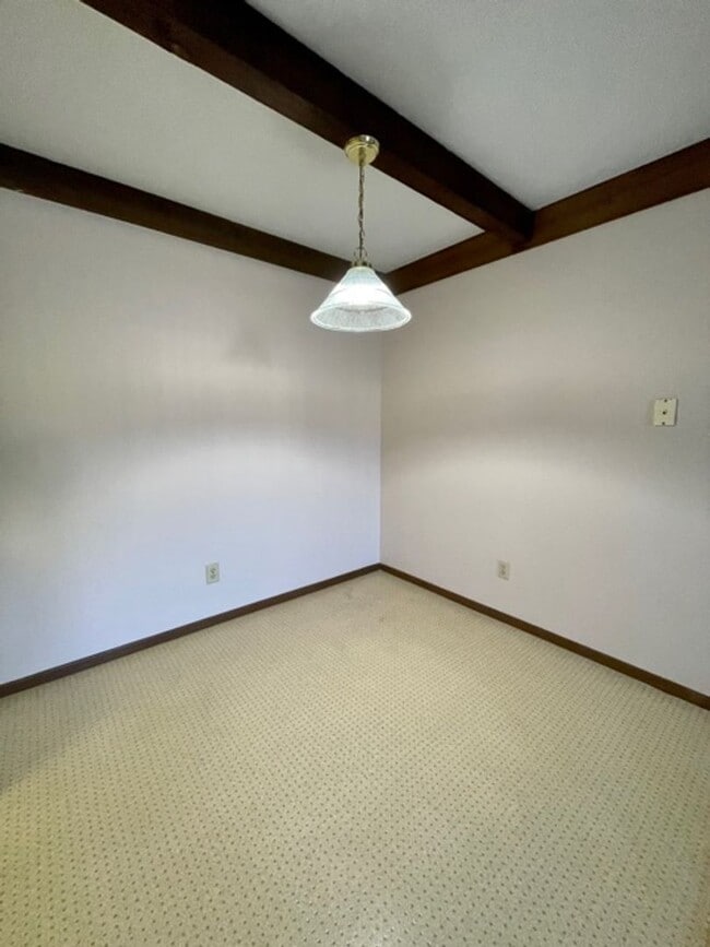 Building Photo - ONTARIO - 2 Bedroom Available!