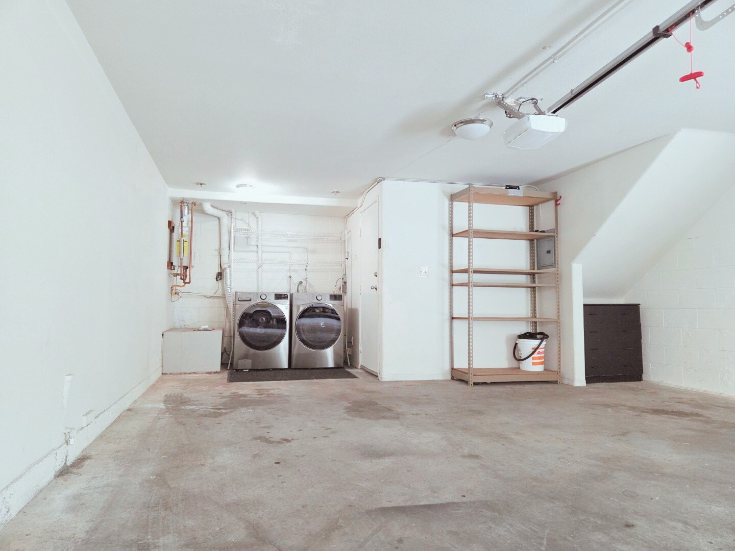 Building Photo - 1154 N Sycamore Ave