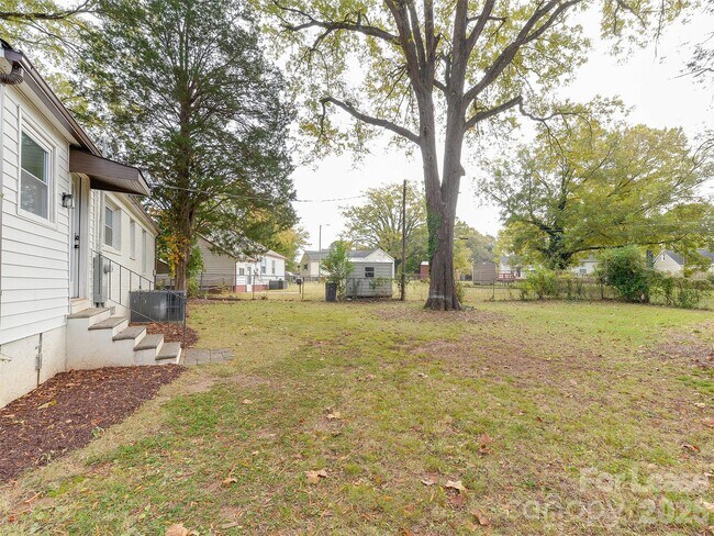 Building Photo - 2721 Mayflower Rd