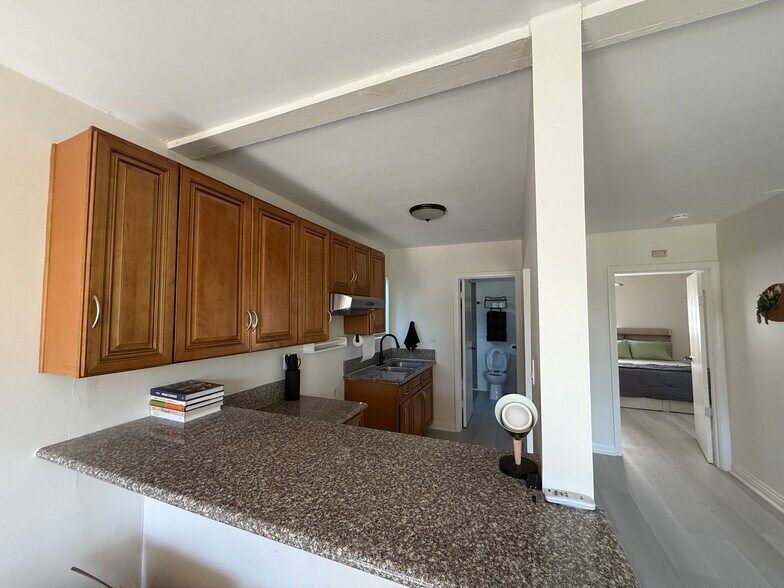 Building Photo - 7115 Somerset Blvd