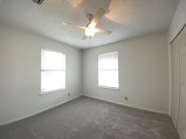 Building Photo - 2501 Peach Tree Ln