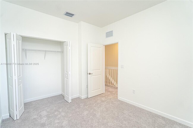 Building Photo - 2646 SE 27th Dr