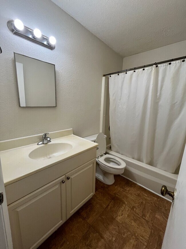 Building Photo - 2 Bedroom, 1.5 Bath Town Home Located at E...