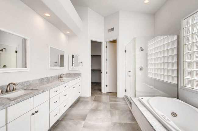 Building Photo - 11015 E Desert Vista Dr