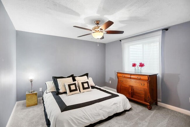 Building Photo - 4 Bedroom Ranch in SW Champaign - Availabl...