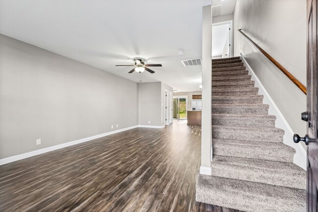 Building Photo - Beautiful 2 Bedroom 2 1/2 Bath Condo For Rent Near Beachaven Vineyard!