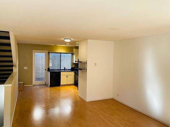 Building Photo - "Charming La Jolla Retreat: Cozy 2-Bedroom...