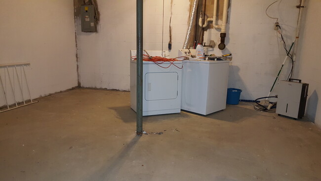 Building Photo - Spacious 3 Bedroom, 1 Bath Townhome in Hav...