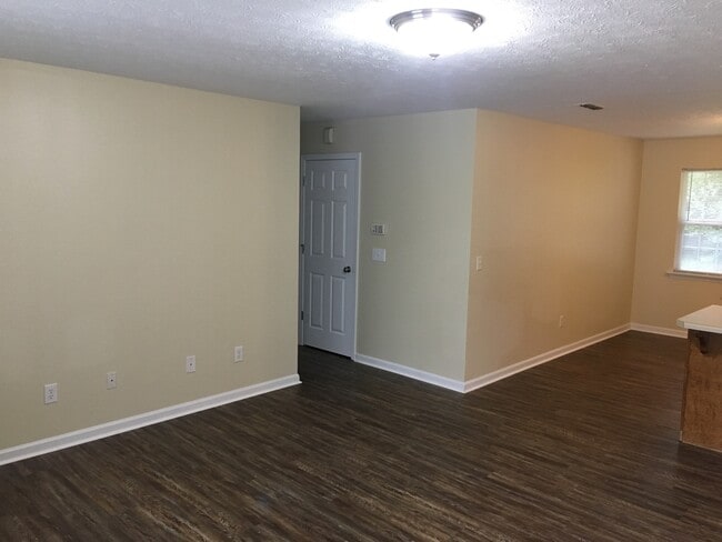 Building Photo - 320 Greenleaf St SW