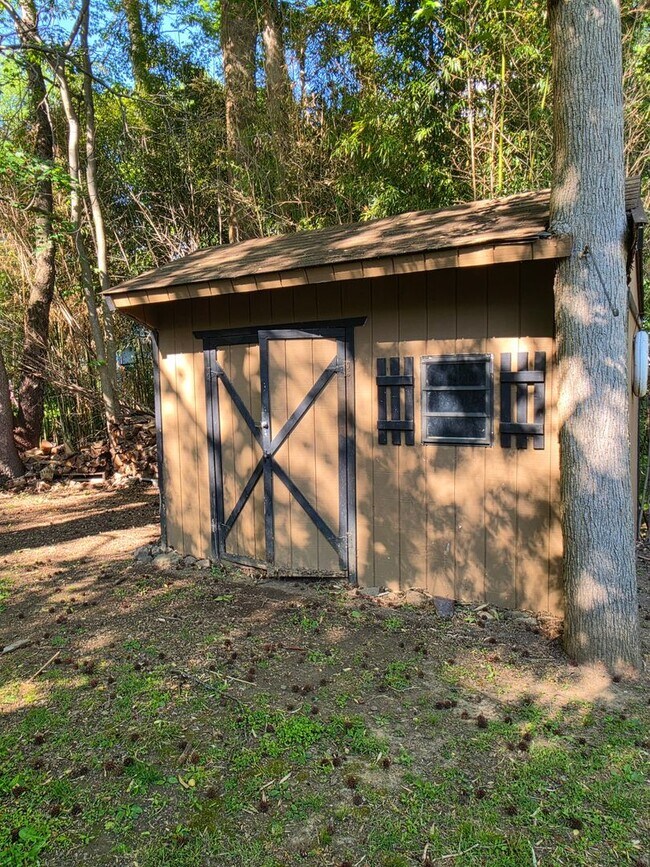 Building Photo - Welcome to life in sought-after Chesapeake Isles!