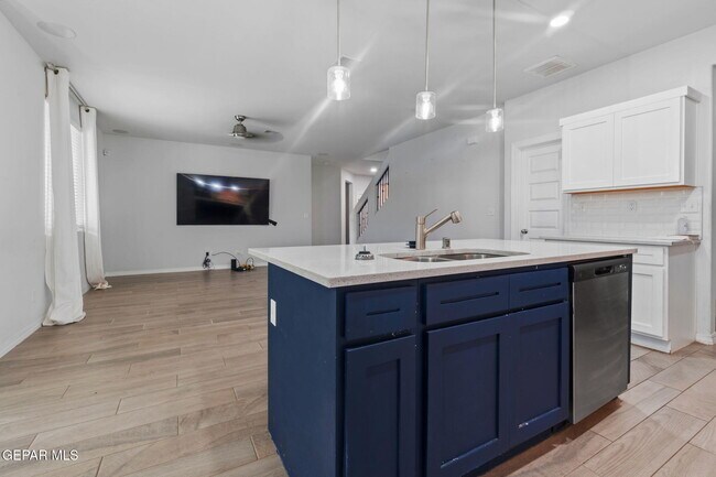 Building Photo - 917 Airship Pl