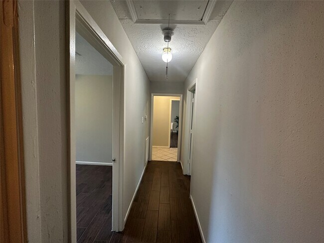 Building Photo - 9939 Valley Park Dr