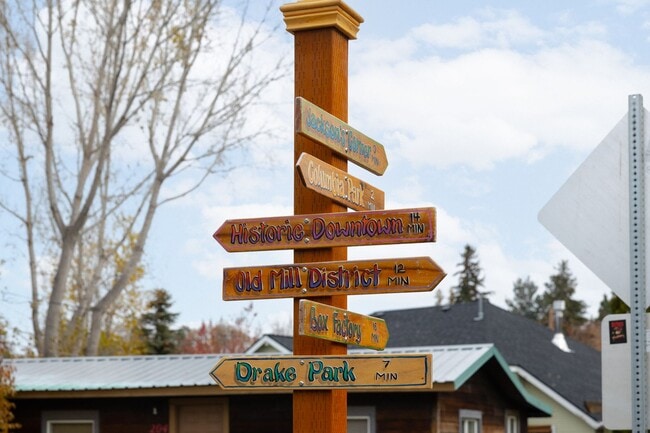 Building Photo - Remodeled & Charming 4 bed/3 bath w/ Yard and Hot Tub